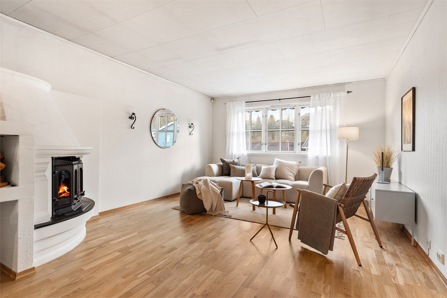 Rommet har en god planløsning som gjør det enkelt å møblere etter behov. Peis i stuen.