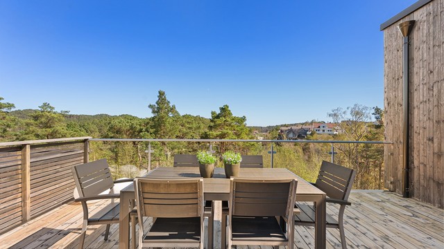 En av husets mange deilige uteplasser med utsikt over grøntområde og nabolaget