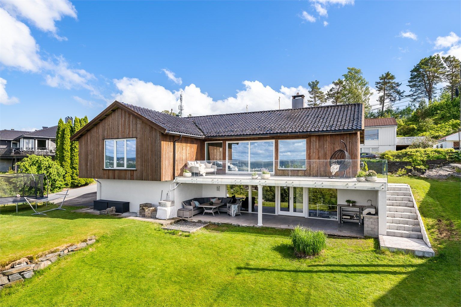 Krogsveen v/Azra Hadzic har gleden av å presentere Haumyrlia 7 - en innholdsrik og oppusset enebolig beliggende i blindvei med stor hage og nydelig sjøutsikt. 