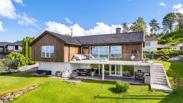 Krogsveen v/Azra Hadzic har gleden av å presentere Haumyrlia 7 - en innholdsrik og oppusset enebolig beliggende i blindvei med stor hage og nydelig sjøutsikt.