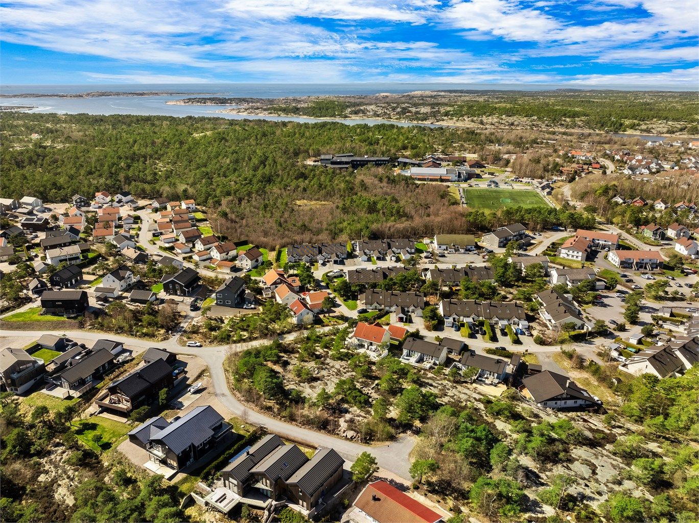 Boligfeltet består av både eneboliger, rekkehus og leiligheter.