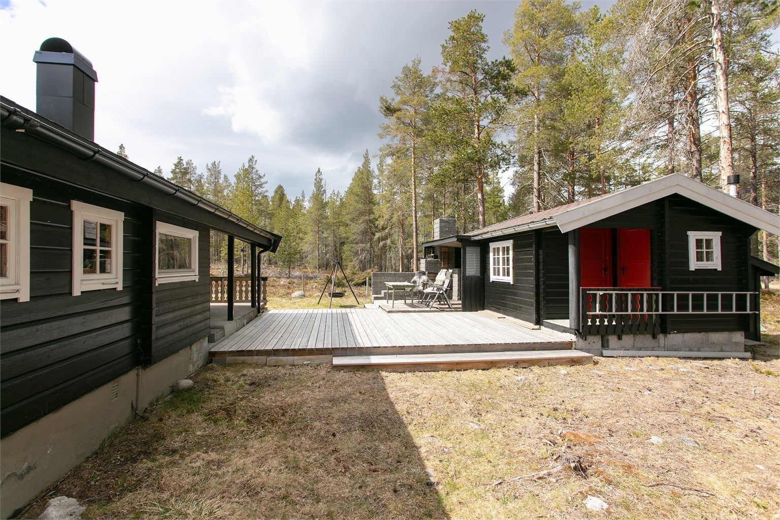 Eiendommen består av hytte, anneks og utestue, samlet rundt et felles uteområde.