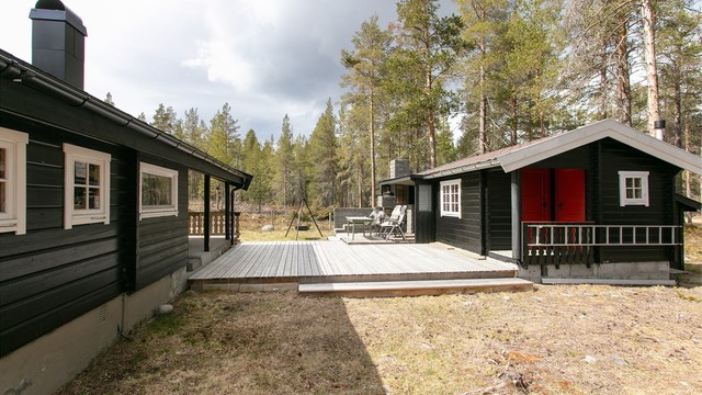 Eiendommen består av hytte, anneks og utestue, samlet rundt et felles uteområde.