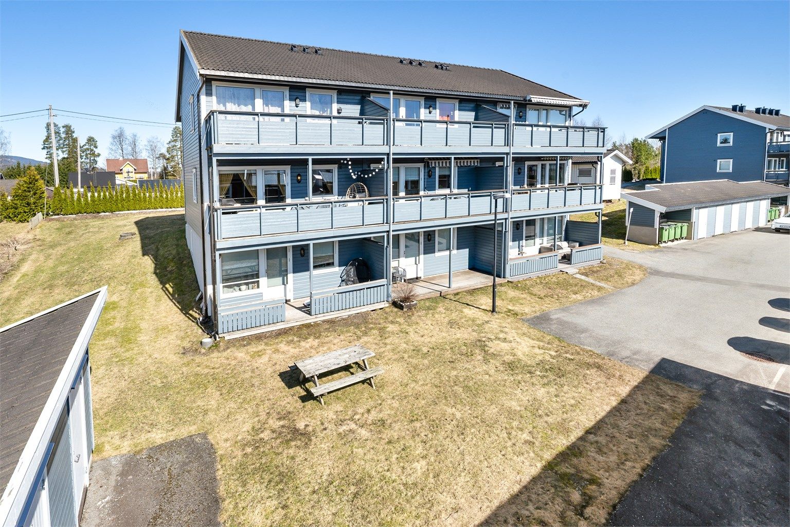 Borettslaget har felles uteområder med plenarealer og asfalterte gangveier.