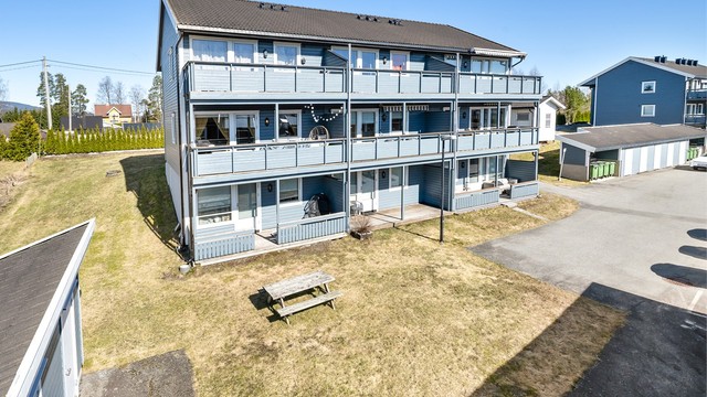 Borettslaget har felles uteområder med plenarealer og asfalterte gangveier.