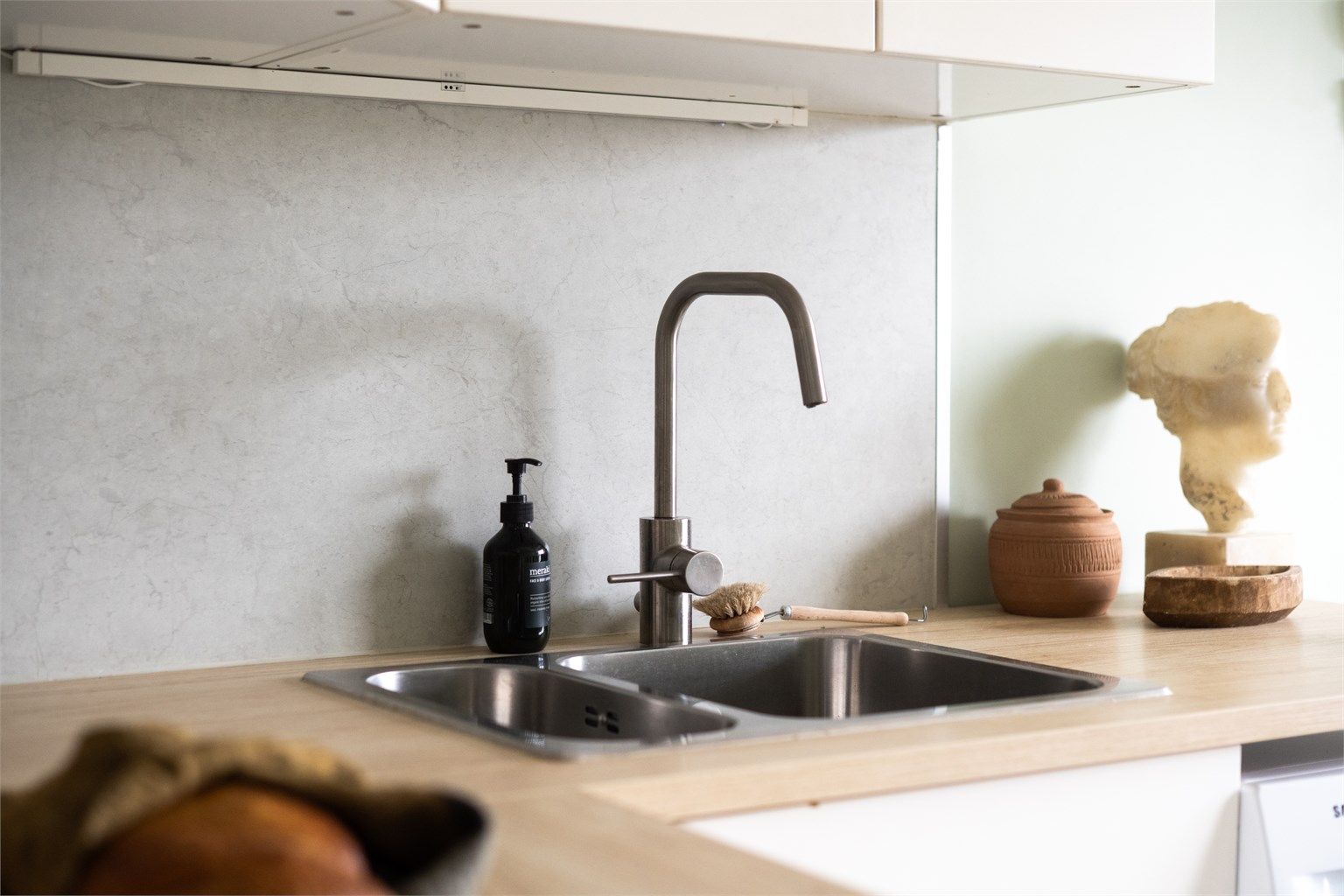 Laminat benkeplate med nedfelt vask og skyllekum.