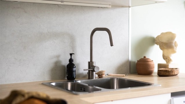 Laminat benkeplate med nedfelt vask og skyllekum.