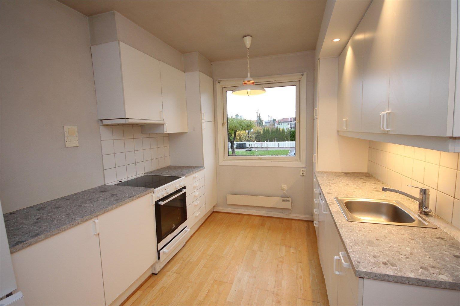 Lyst kjøkken med ny benkeplate i 2022