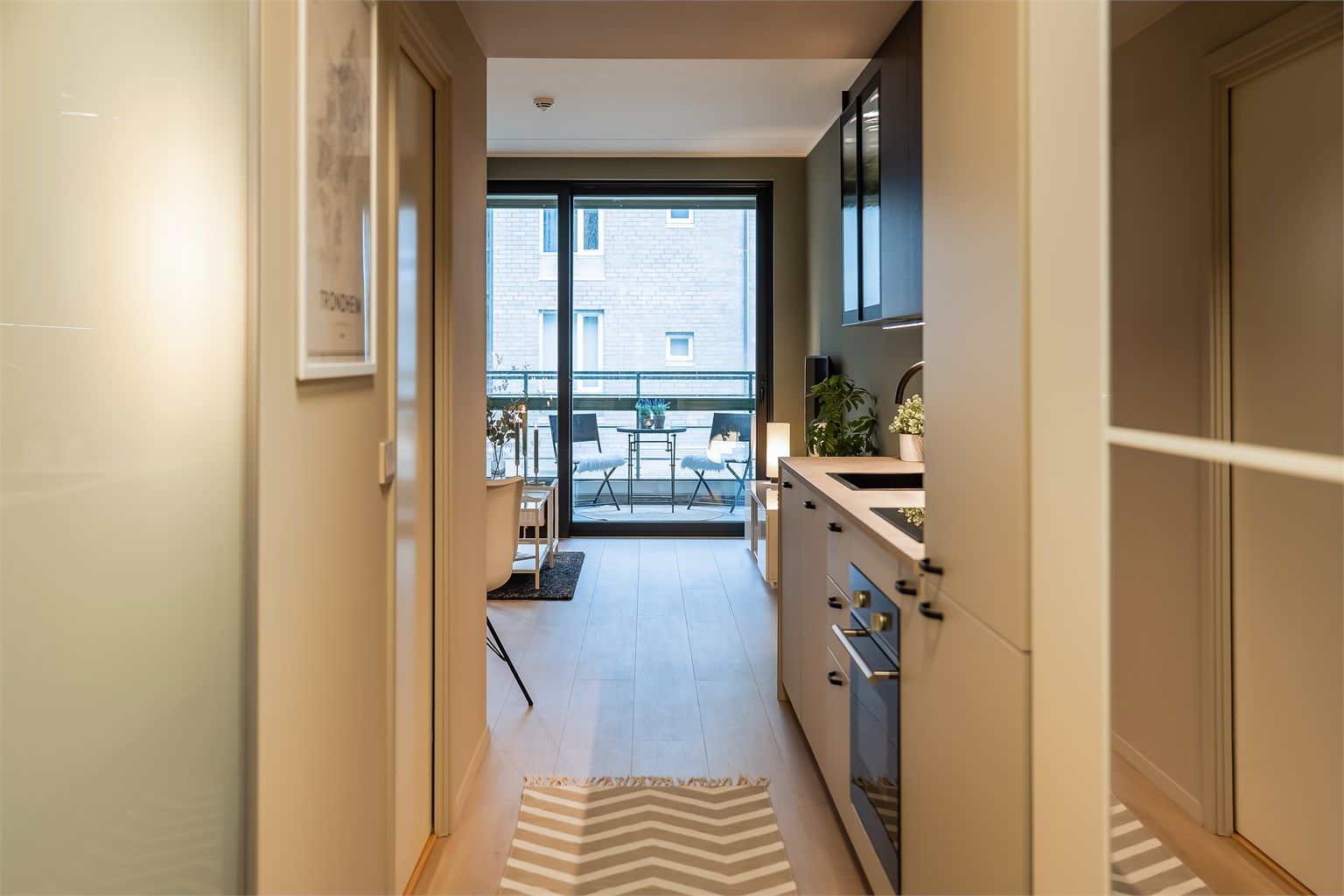 Leiligheten har en generøs takhøyde, balansert ventilasjon og fjernvarme. Lave felleskostnader som inkluderer varmtvann, fjernvarme og internett