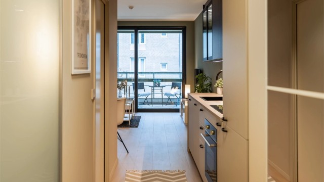 Leiligheten har en generøs takhøyde, balansert ventilasjon og fjernvarme. Lave felleskostnader som inkluderer varmtvann, fjernvarme og internett