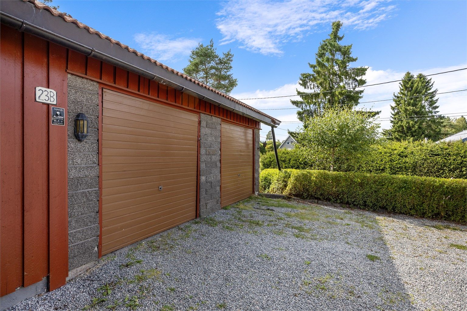 Dobbelgarasje på 50 m² med adkomst til et kaldtloft for lagring.
