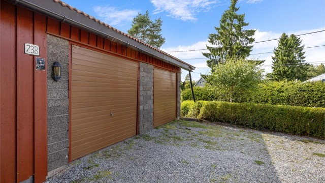 Dobbelgarasje på 50 m² med adkomst til et kaldtloft for lagring.
