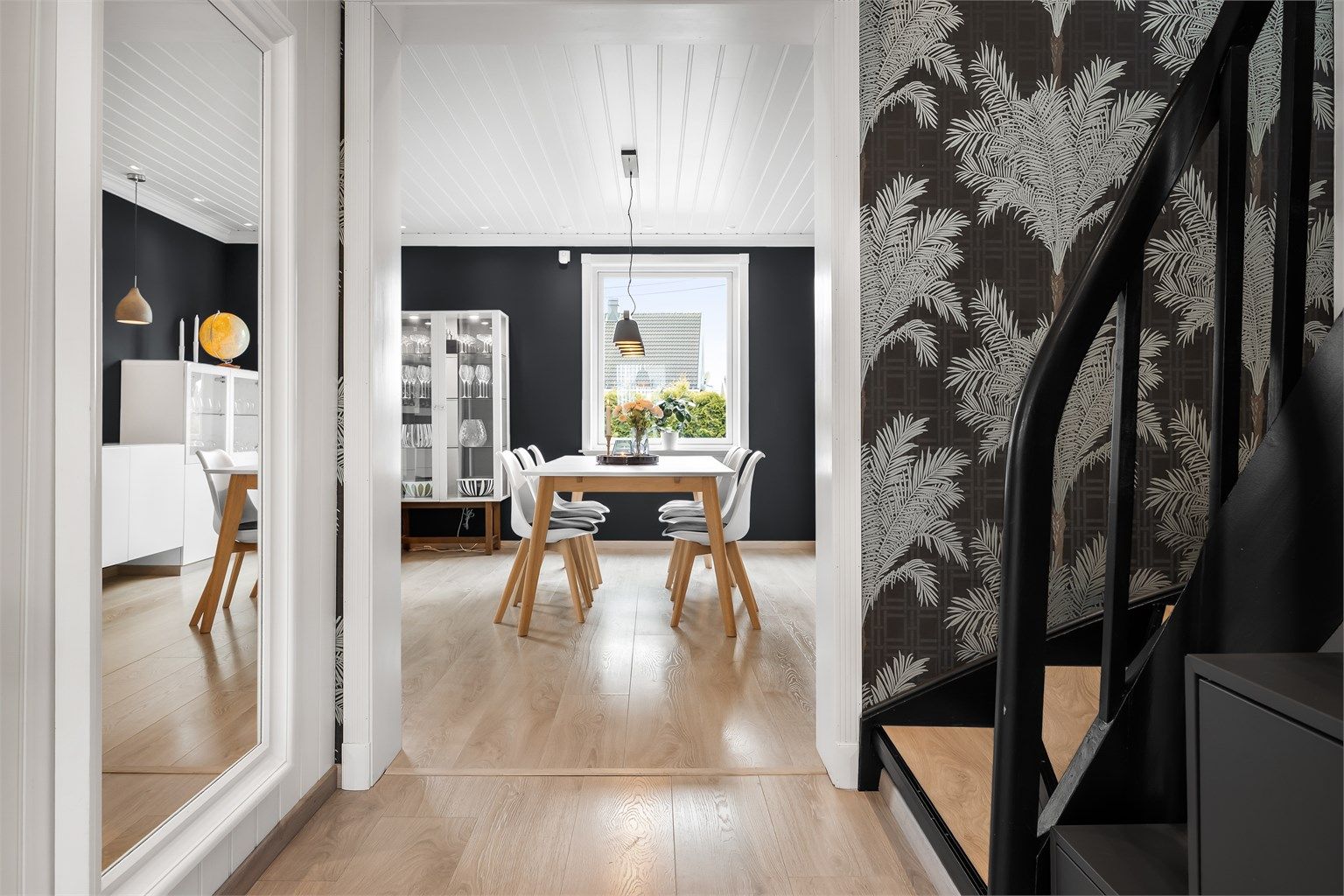 Fra entréen åpner boligen seg opp mot spisestuen og resten av første etasje.
