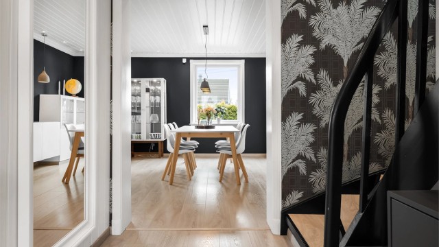 Fra entréen åpner boligen seg opp mot spisestuen og resten av første etasje.