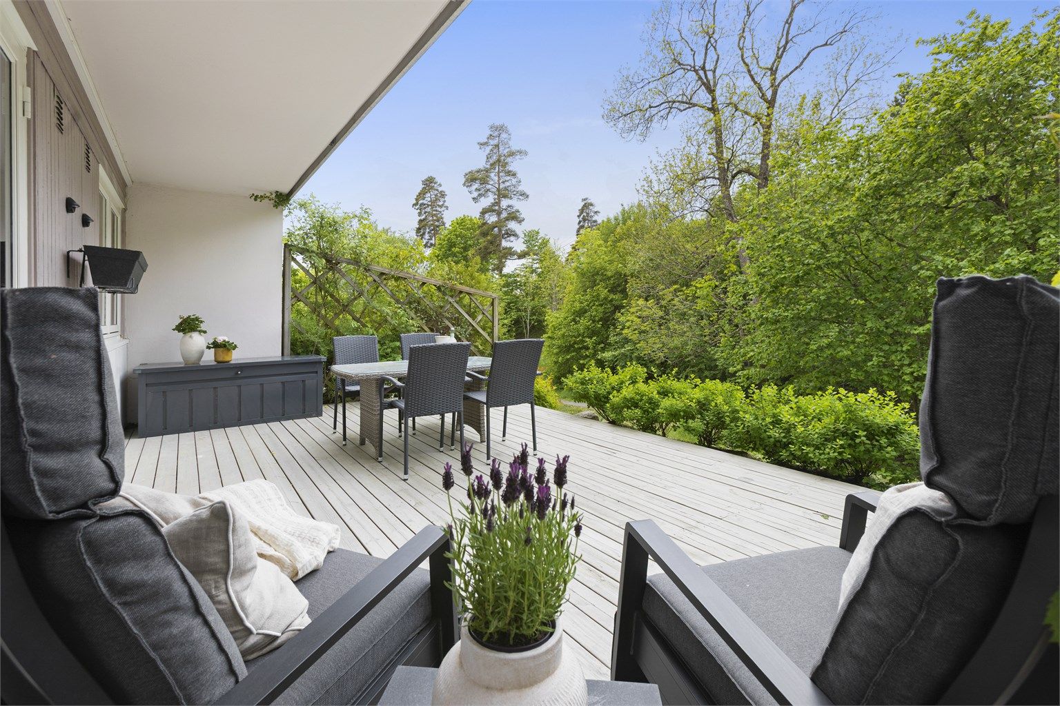 Stor markterrasse mot usjenerte felles grøntarealer.