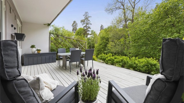 Stor markterrasse mot usjenerte felles grøntarealer.