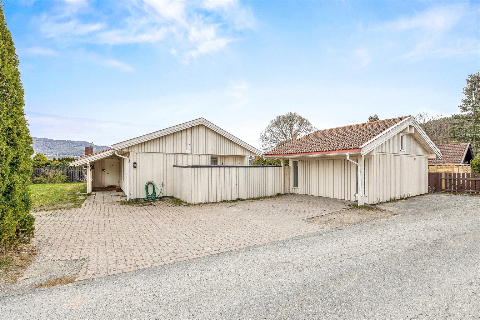 Godt med biloppstillingsplasser på egen gårdsplass