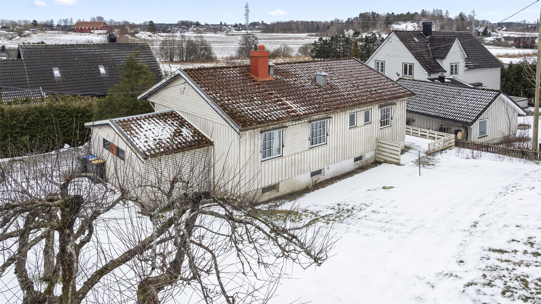 Velkommen til en praktisk familiebolig på ett plan med oppussingsbehov!