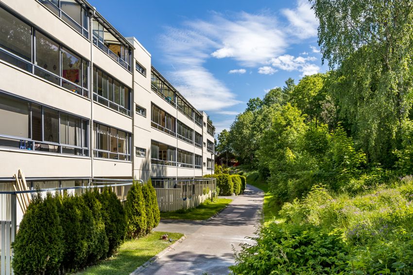 Velkommen til romslig og lys 2-roms i 2. etasje i Lindebergveien 19A!
(foto tatt ca 2020)