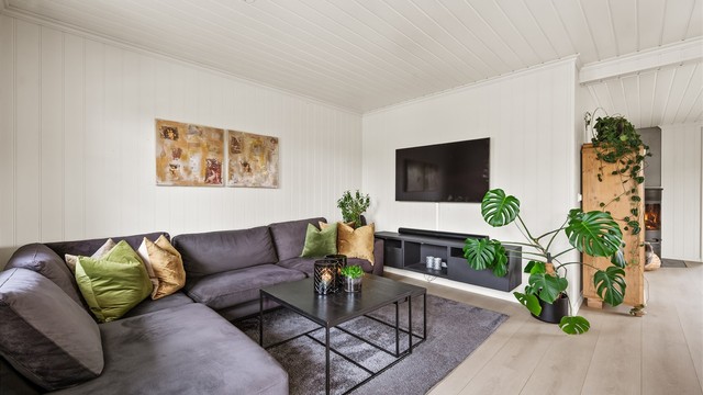 Gjennomgående materialvalg med malte panelplater på veggene og panelbord i himlingen.