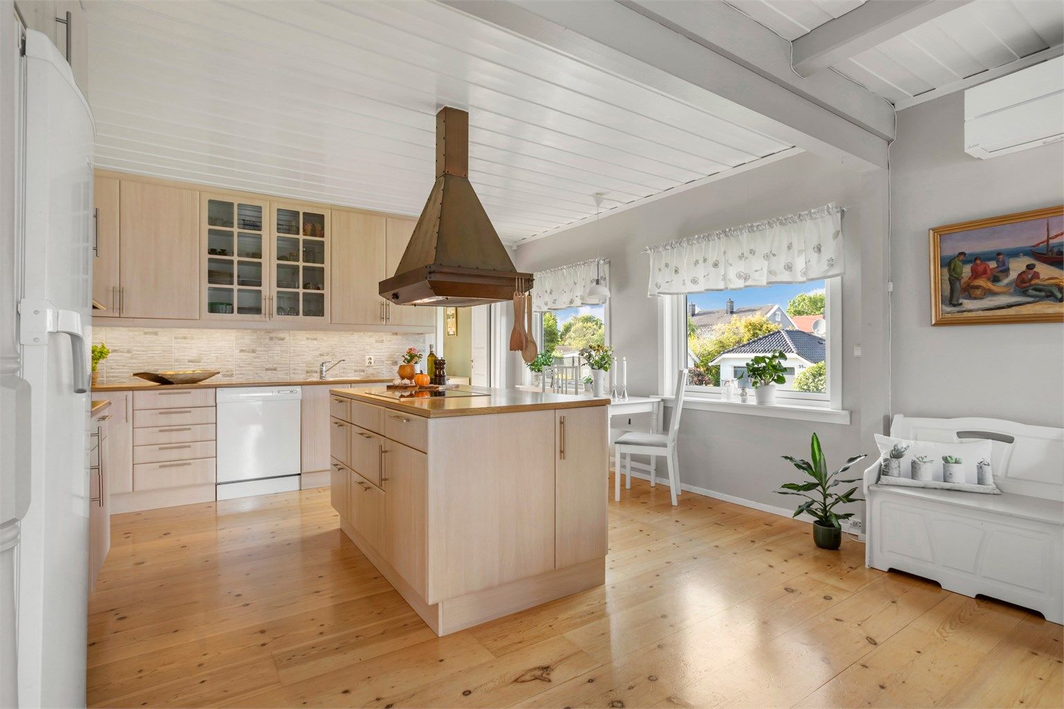 Kjøkkenøy med nedfelt platetopp og god arbeidsflate.
