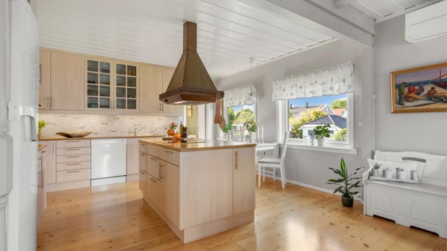 Kjøkkenøy med nedfelt platetopp og god arbeidsflate.