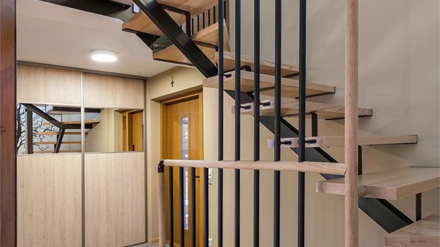 Entré med flislagt gulv med varme. Praktisk oppbevaringsplass i skyvedørsgarderobe. Trapp fra entré til kjelleretasjen.