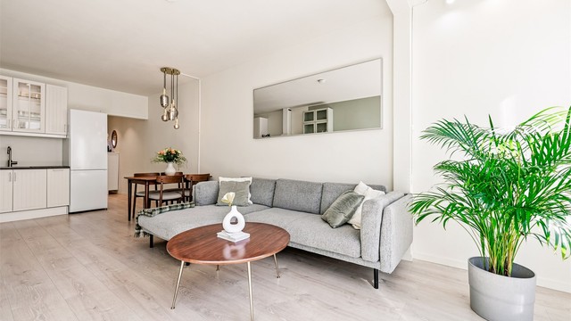 Fleksibel sone med natrlig lys- perfekt for enten grønne planter eller hjemmekontor.