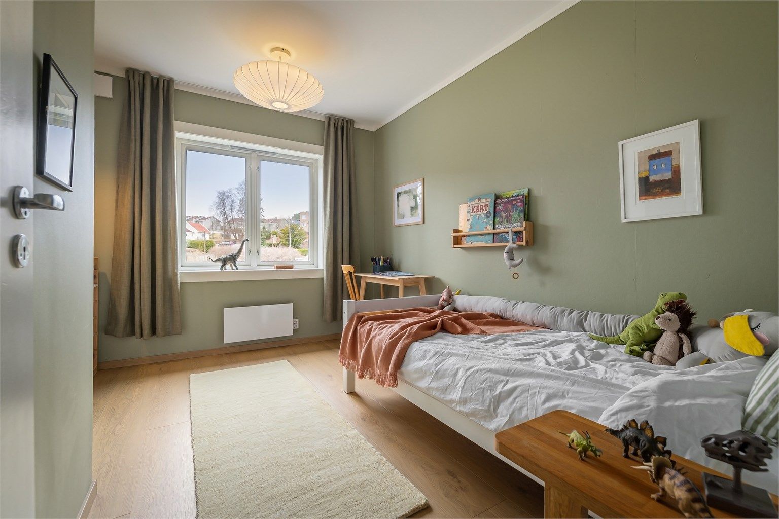 Boligens andre soverom er også av god størrelse og således fleksibelt i bruk