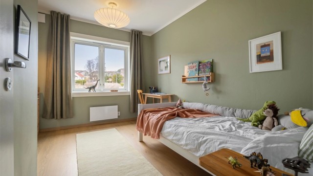 Boligens andre soverom er også av god størrelse og således fleksibelt i bruk