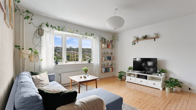 Oppvarming med vannbåren varme via radiatorer gir en jevn og behagelig temperatur.