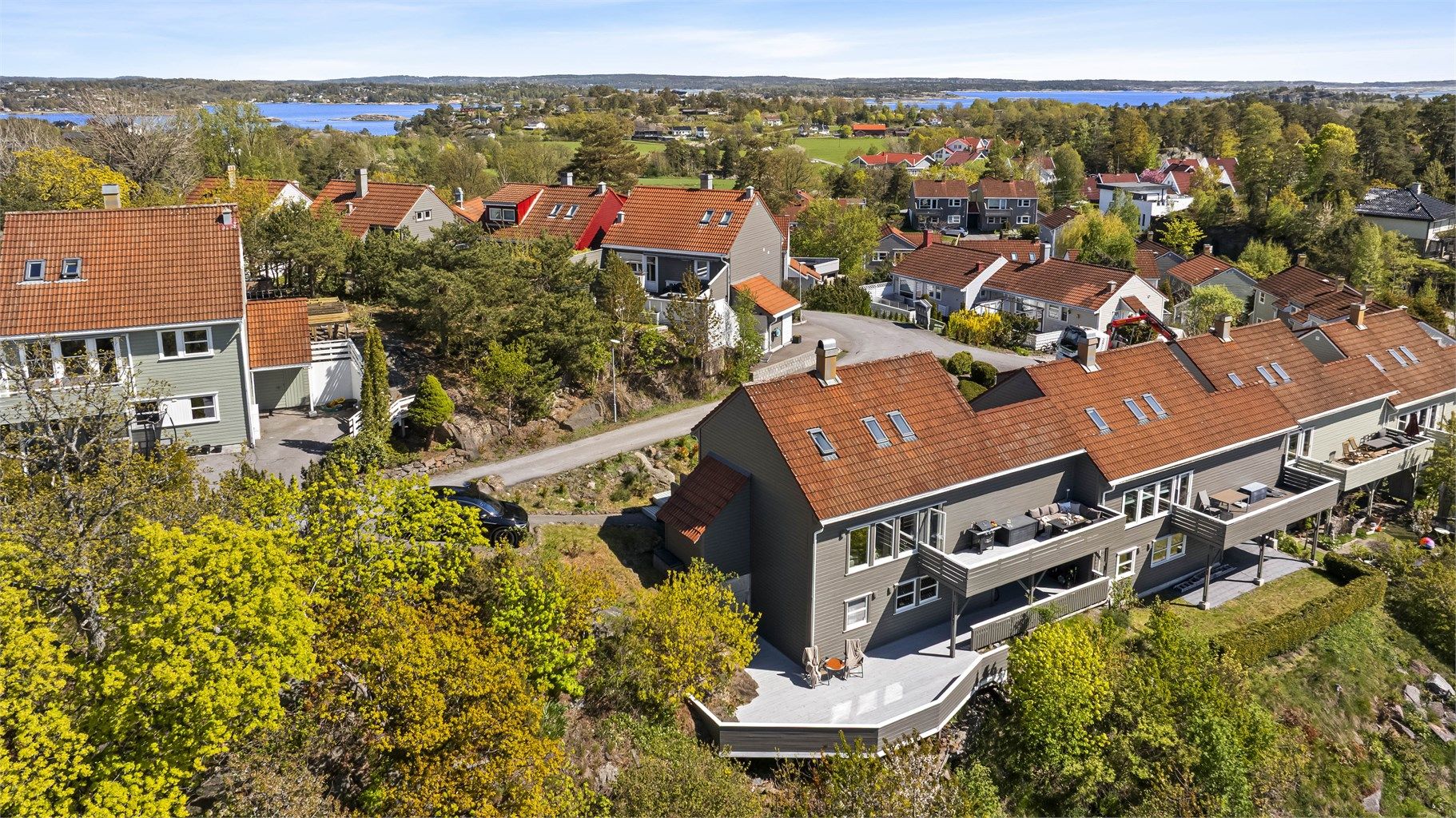 Fra eiendommen har man flotte tur- og rekreasjonsmuligheter langs den populære kyststien på Østerøya. Her kan man nyte vakker skjærgårdsnatur, svaberg, lune viker og flere idylliske badeplasser underveis.