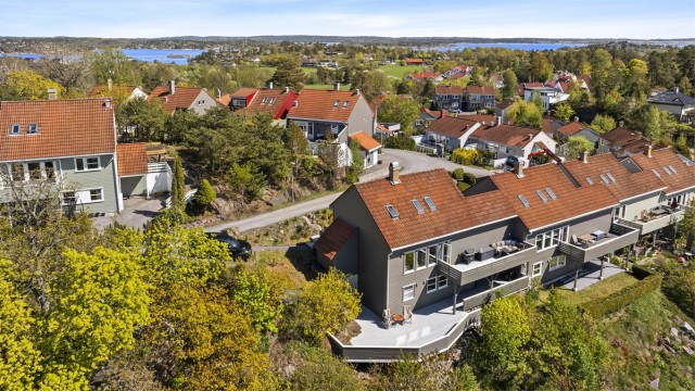 Fra eiendommen har man flotte tur- og rekreasjonsmuligheter langs den populære kyststien på Østerøya. Her kan man nyte vakker skjærgårdsnatur, svaberg, lune viker og flere idylliske badeplasser underveis.