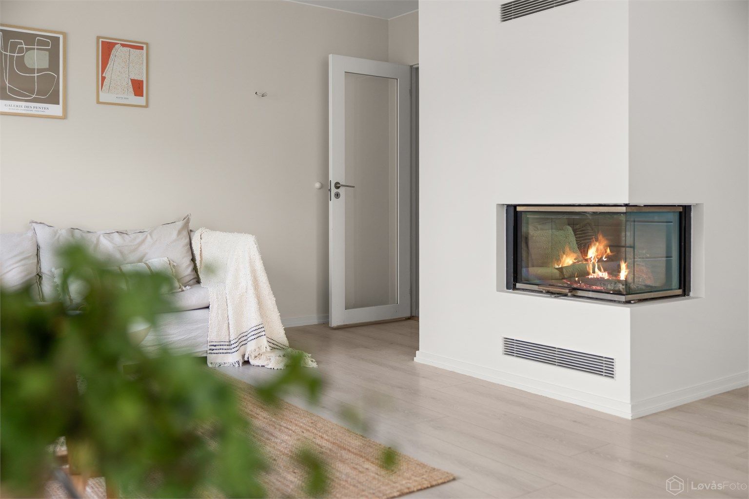 Peisovnen med glassdør gir både varme og en hyggelig atmosfære.