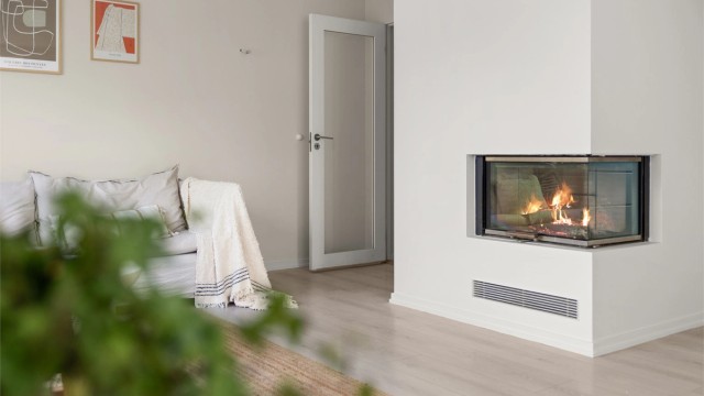 Peisovnen med glassdør gir både varme og en hyggelig atmosfære.