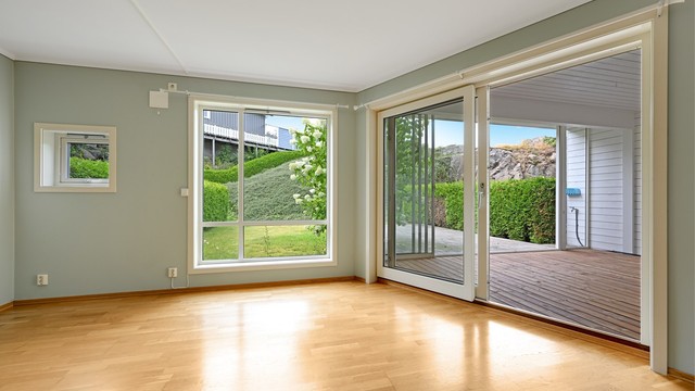 Fra stuen er det direkte utgang til den innglassede terrassen og markterrassen.