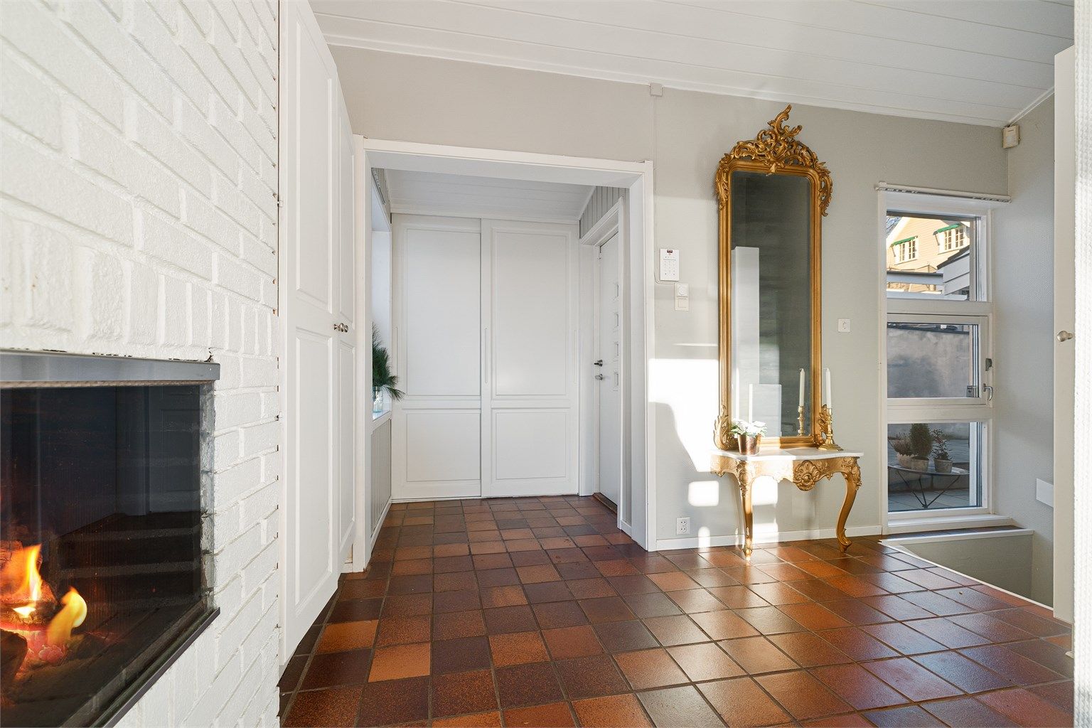 Innbydende og romslig hall med komfortabel gulvvarme og rikelig med oppbevaringsmuligheter i både stor skyvedørsgarderobe og flere garderobeskap.