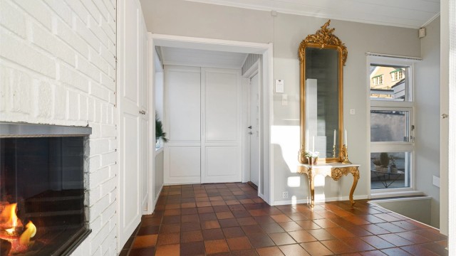 Innbydende og romslig hall med komfortabel gulvvarme og rikelig med oppbevaringsmuligheter i både stor skyvedørsgarderobe og flere garderobeskap.