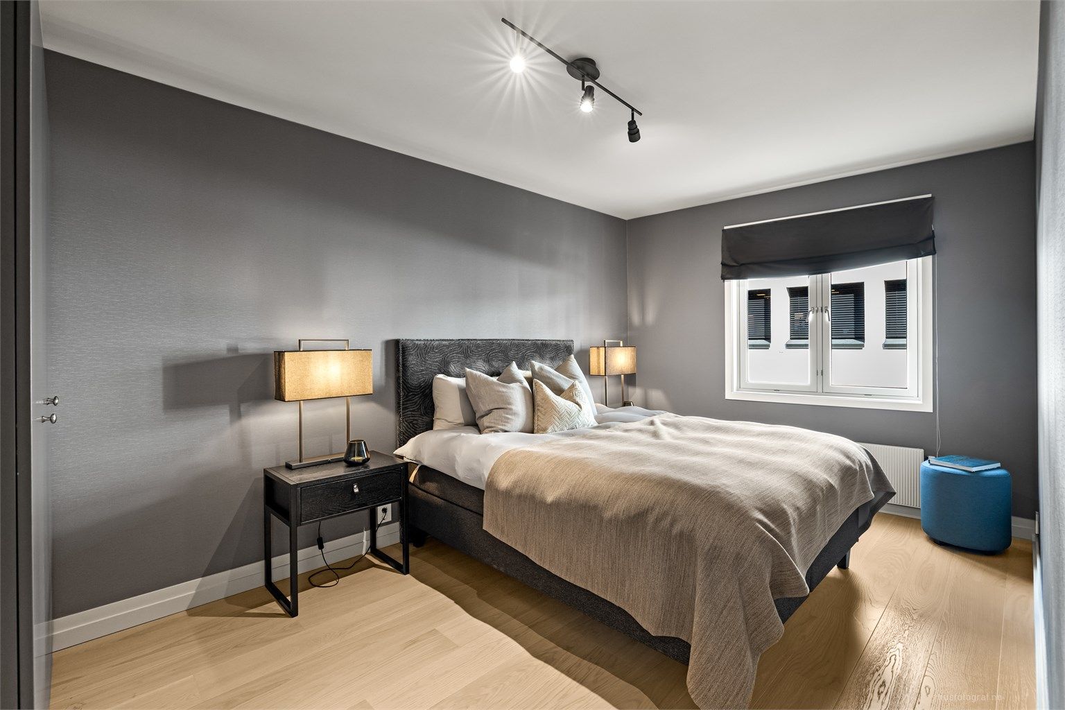 Leilighetens hovedsoverom er svært innbydende med sine behagelige fargetoner og god størrelse