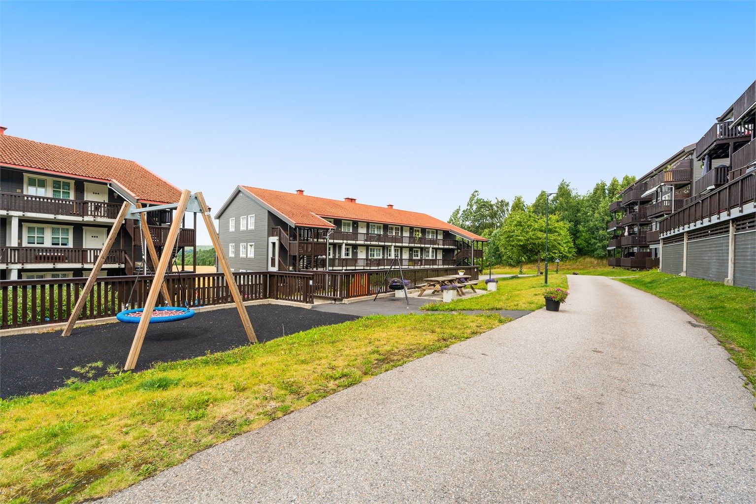 Sameiets fellesområder er pent opparbeidet med lekeplass og sittegrupper.