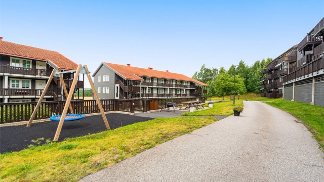 Sameiets fellesområder er pent opparbeidet med lekeplass og sittegrupper.