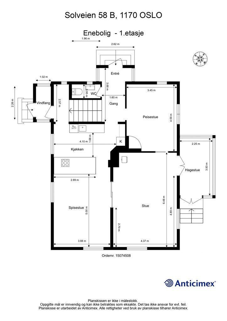Første etasje har en god planløsning med stuer på rekke, spisestue med delvis åpen kjøkkenløsning og en lys hagestue.