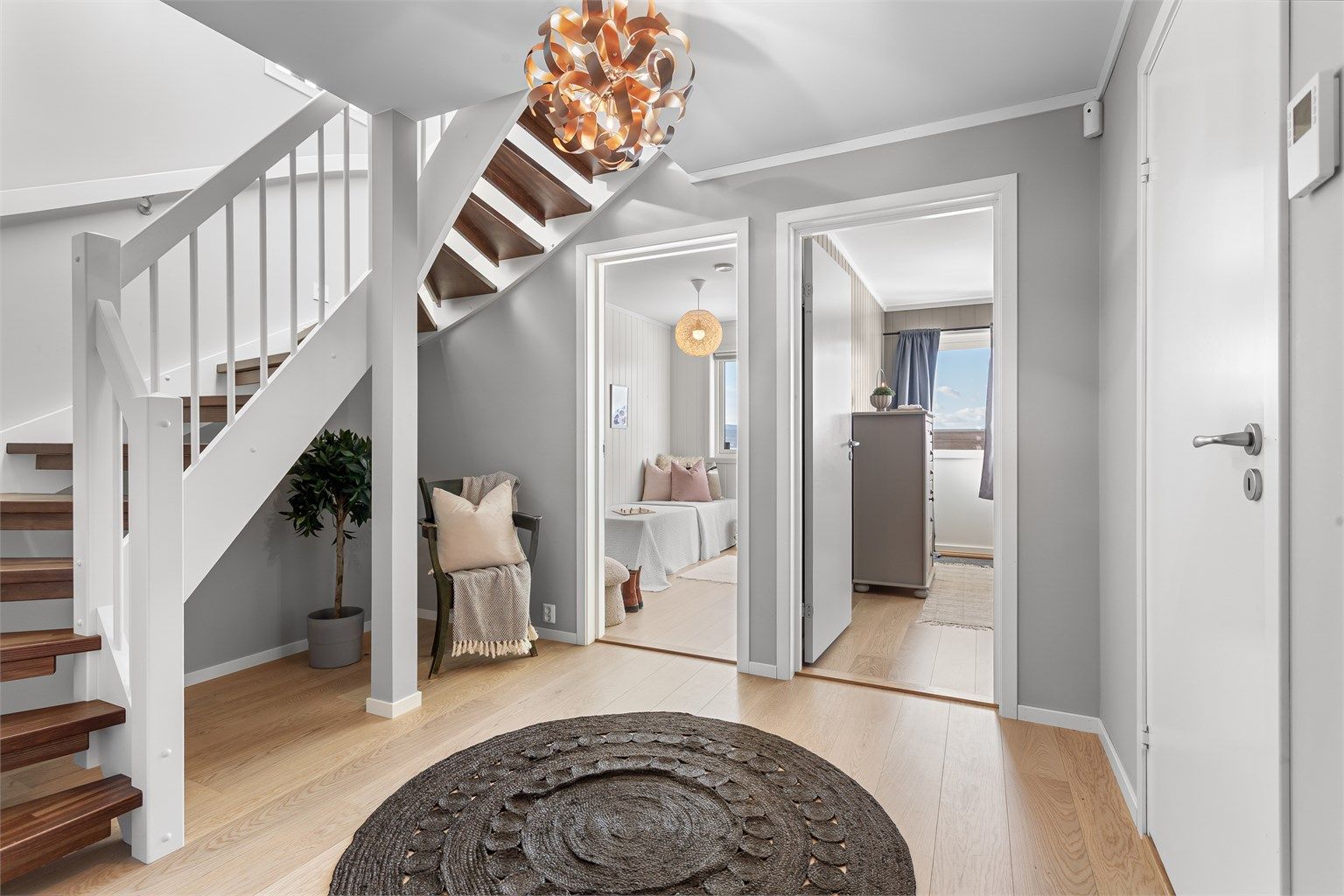 Gang med adkomst til soverommene og bad. Trapp til 2. etasje.