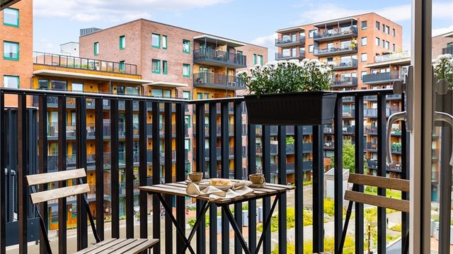 Her har du plass til å sette inn ønsket utemøblement og skape en hyggelig uteplass.