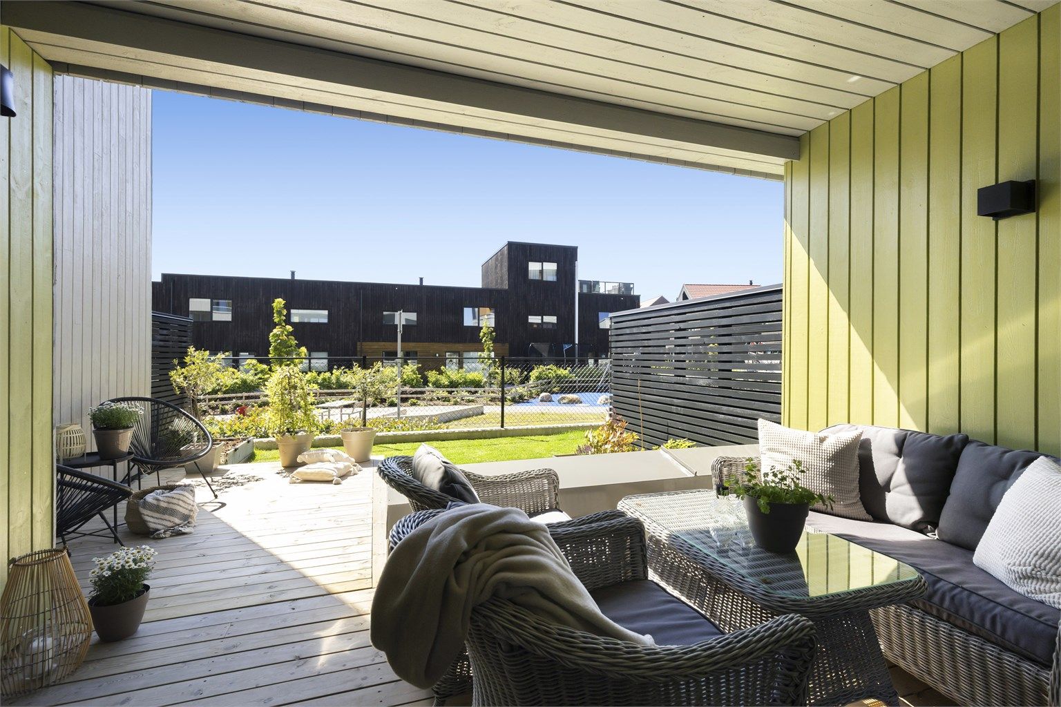 Den romslige terrassen har god plass til en sittegruppe.