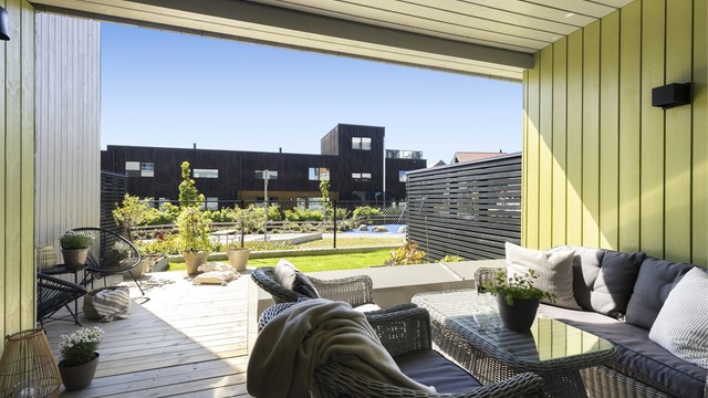 Den romslige terrassen har god plass til en sittegruppe.
