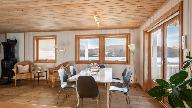 Det er god plass til spisestue plassert ved vindu med flott utsikt mot sjøen og fjella