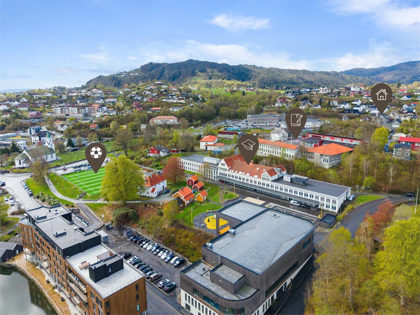 Kort og trygg vei til både barne og ungdomsskole, samt nærhet til idrettsanlegg og gode kollektivforbindelser gjør hverdagslivet enkelt for både små og store.