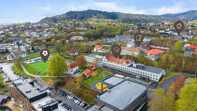 Kort og trygg vei til både barne og ungdomsskole, samt nærhet til idrettsanlegg og gode kollektivforbindelser gjør hverdagslivet enkelt for både små og store.