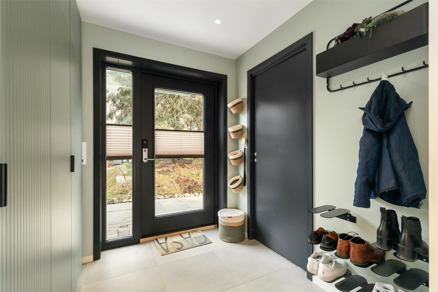 God entré med flislagt gulv og gulvvarme. Praktisk garderobeskap og mulighet for oppheng av tilsvarende opplegg for oppbevaring av sko/oppheng av jakker